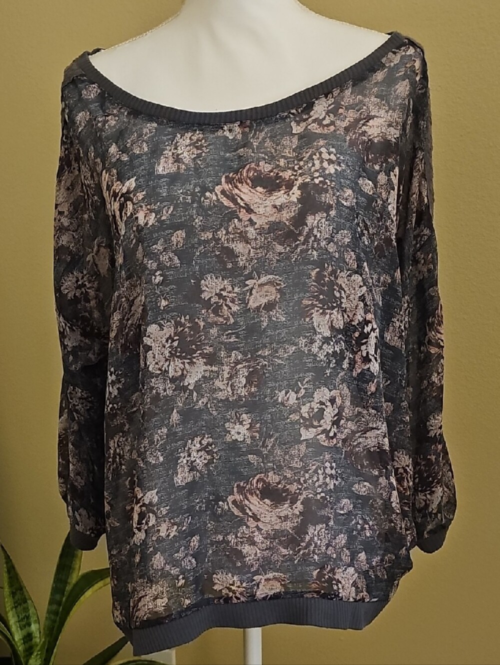 Floral Scoop Neck Sheer Long Sleeve Top - Dusty Rose on Charcoal
